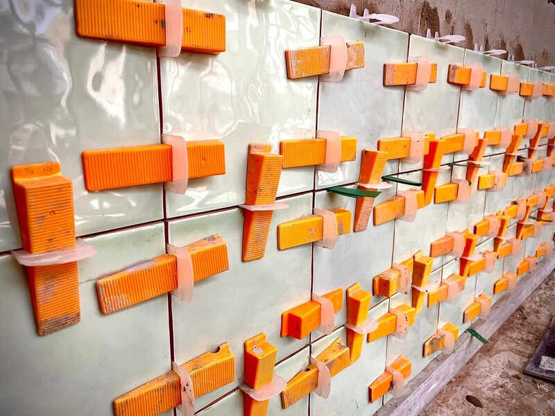 APLICAÇÃO DE CUNHA E NIVELADORES PARA REVESTIMENTO