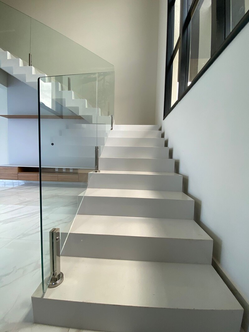 ESCADA EM MÁRMORE BRANCO PRIME